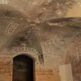 Sui muri notiamo scritte in stampatello che contrastano con il vecchio tufo divorato dal tempo